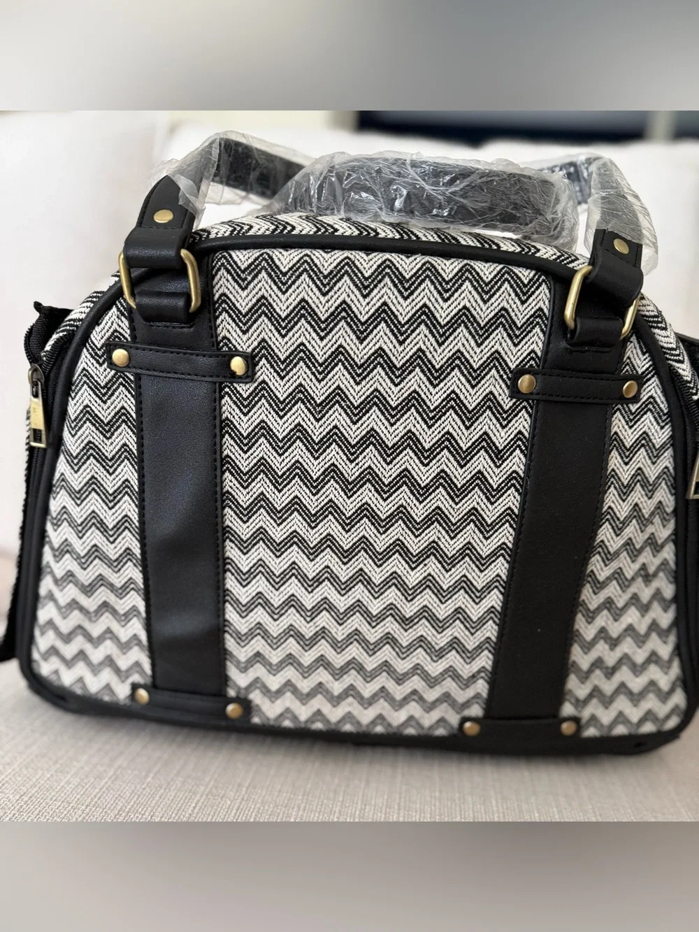 Cloe e Cluzo brand Black Chevron Dog Carrier Bag. NWT